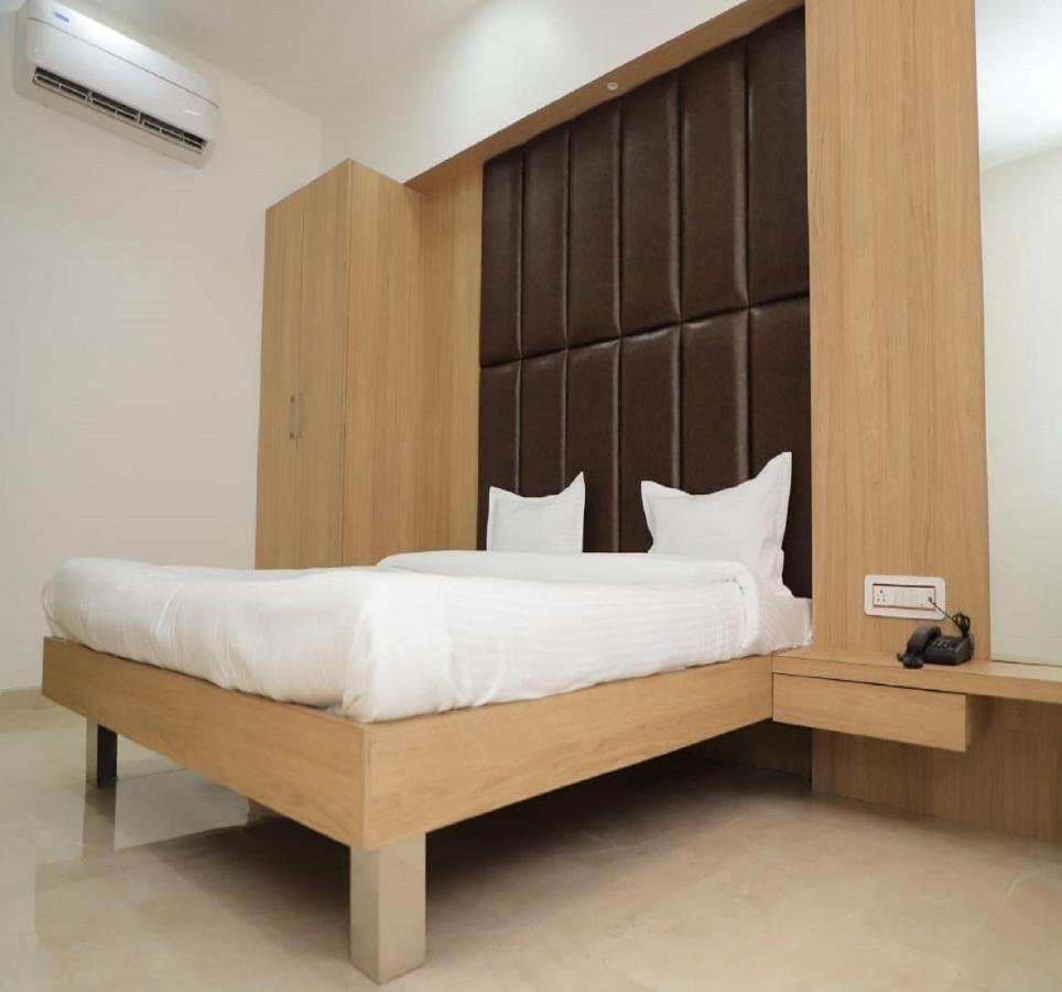 Hotel Dwarka Palace アフマドナガル エクステリア 写真